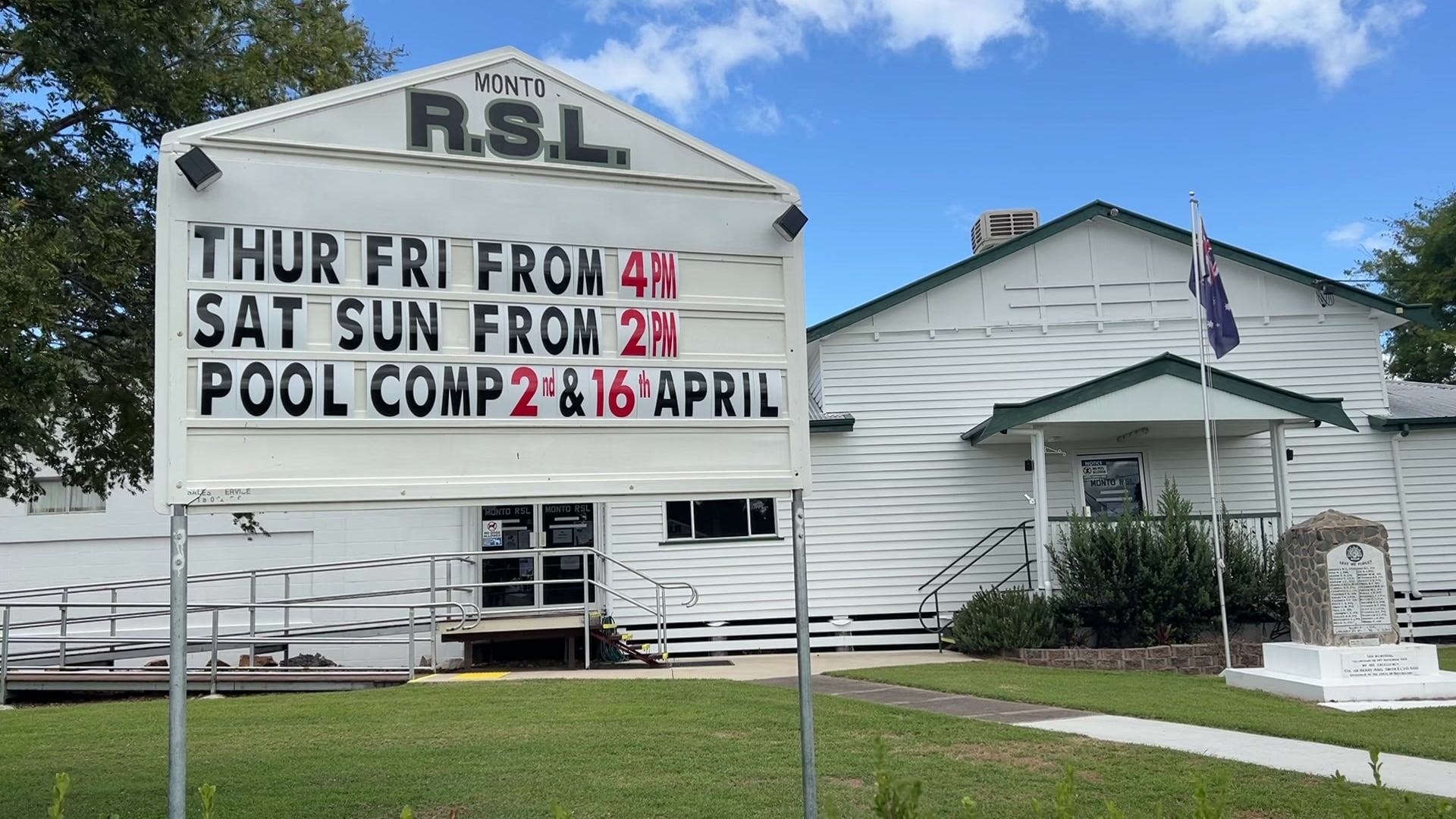 El exterior de un pequeño edificio RSL con un letrero reemplazable en el frente