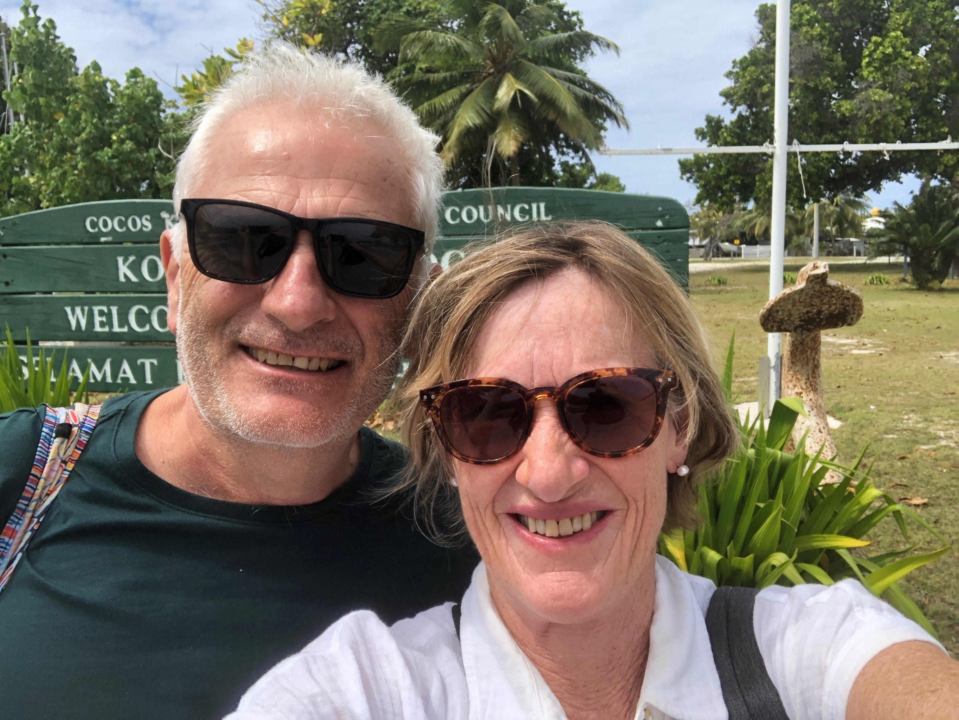 Una mujer se hace un selfie con un hombre, ambos con gafas de sol