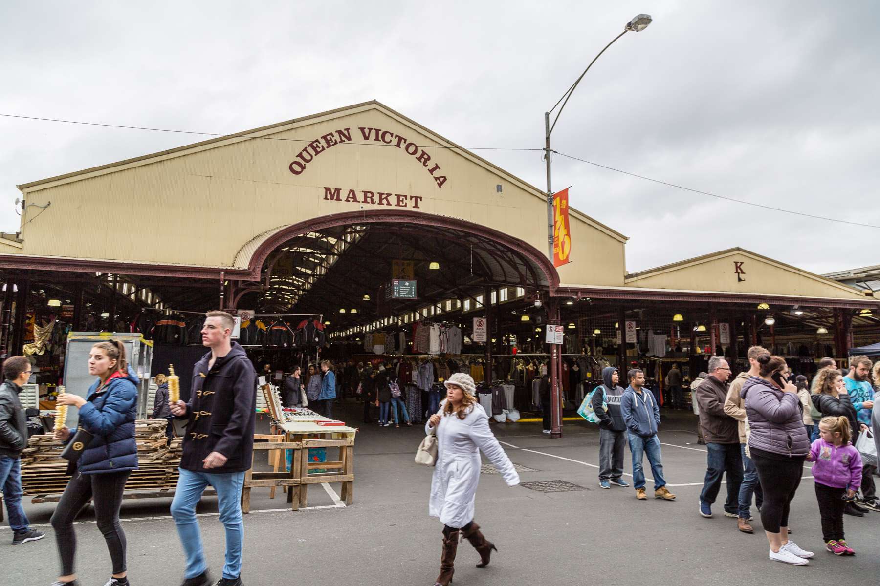 Queen Victoria Market traders hit by fees, as fruit and veg stalls say  they'll have to close or raise costs - ABC News