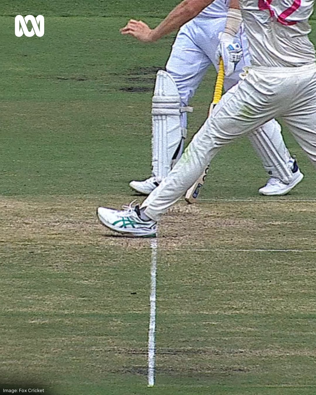 Um jogador de críquete arremessa com o pé da frente sem bola