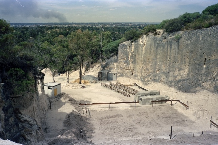 Building the Quarry Amphitheatre on Raebold Hill, City Beach, January 1986.
