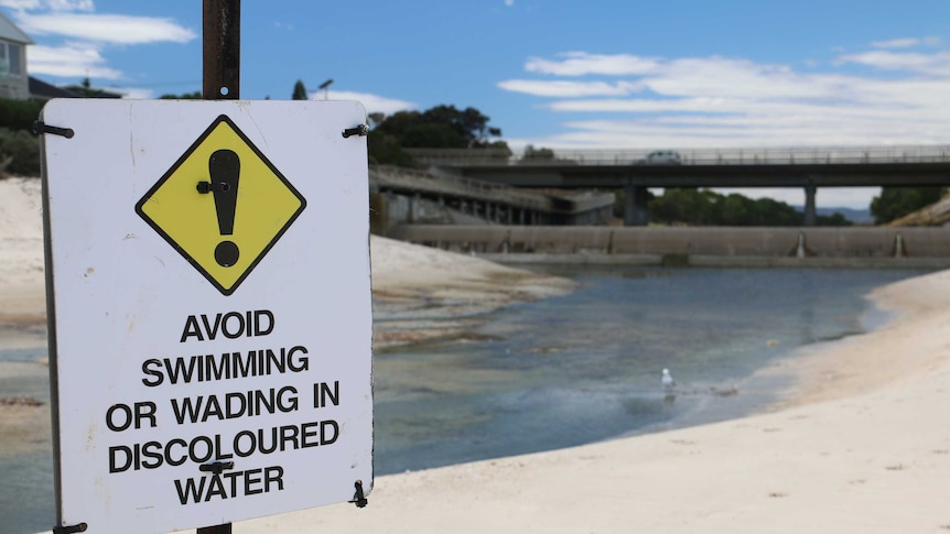 Polluted water signs at the Torrens outlet