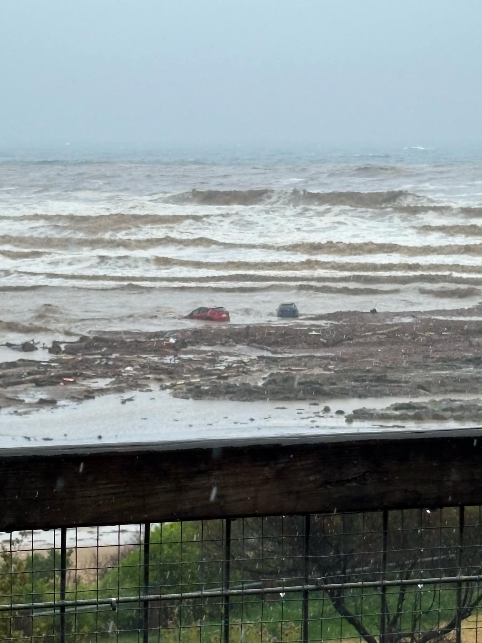 Emergency warning for Great Ocean Road as storm sweeps cars to sea
