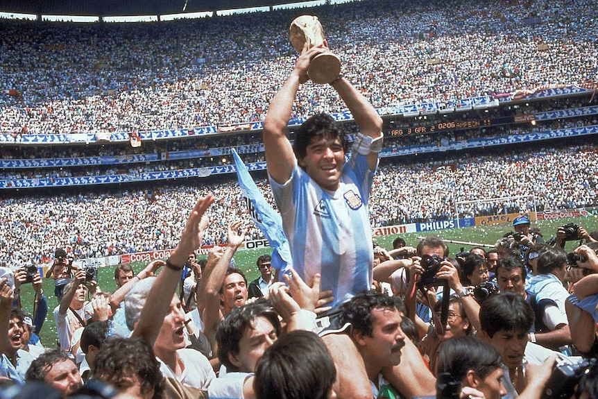 Le capitaine argentin, Diego Maradona, tient le trophée après la finale de la Coupe du monde 1986