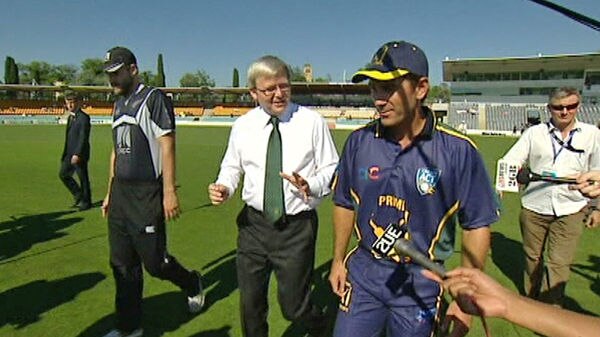 PM Kevin Rudd (centre) with PM's XI captain Langer and NZ captain Vettori.