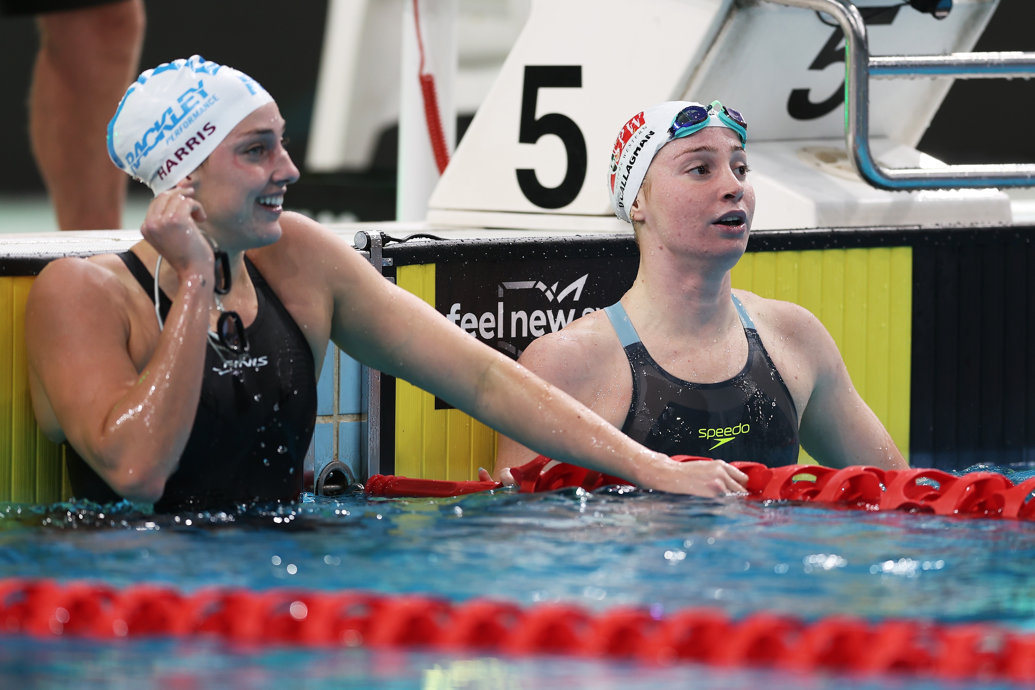 Meg Harris e Mollie O'Callaghan na água após os 100m livres.