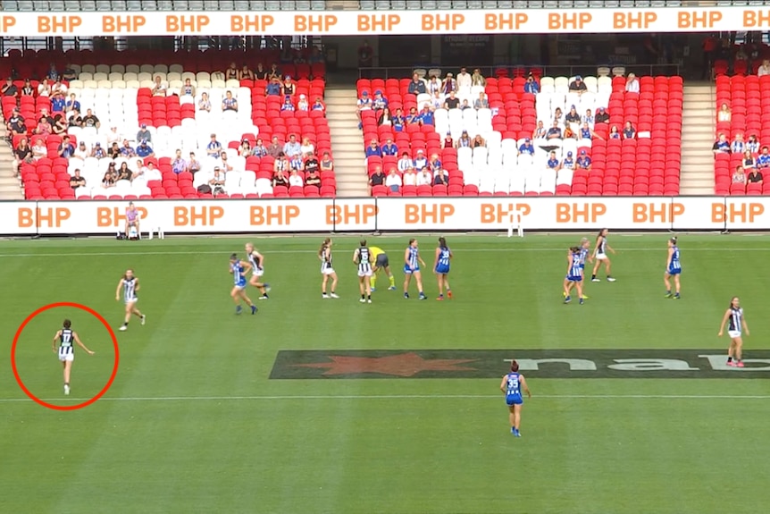 Steph Chiocci (dilingkari) menuju ball-up selama pertandingan AFLW 