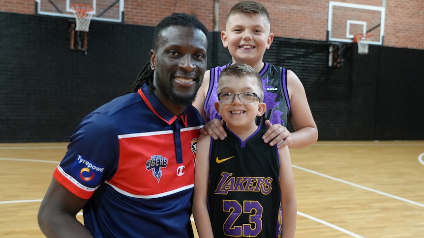 Basketball fan Noah, 8, treated to surprise meet with Adelaide 36ers recruit Alex Starling
