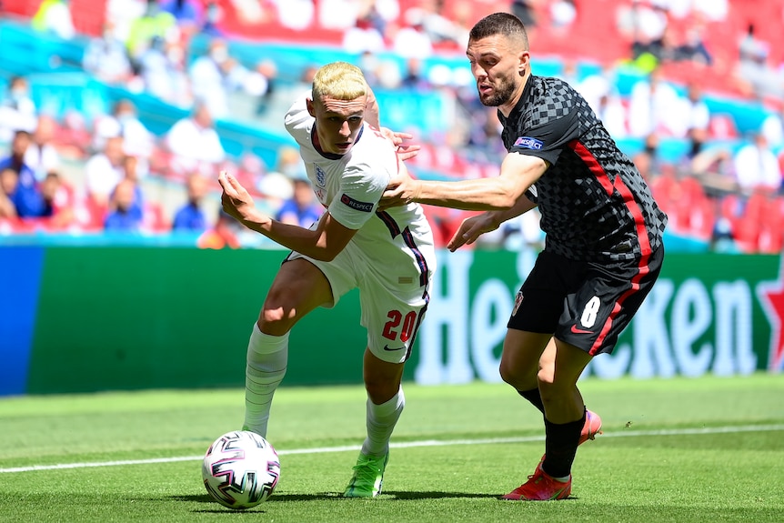 Phil Foden corre davanti al croato