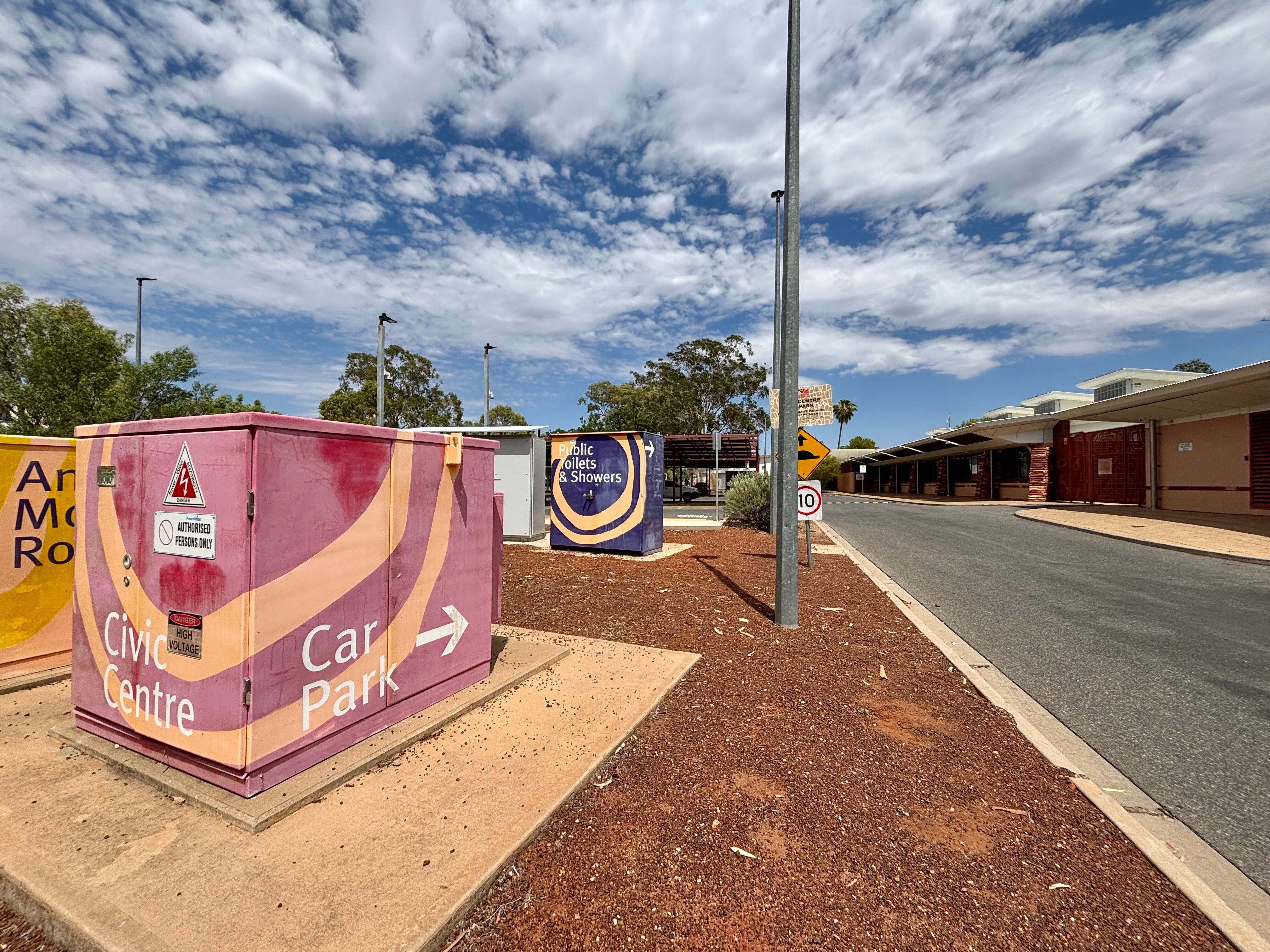 La entrada a un estacionamiento, un cuadro rojo que dice 