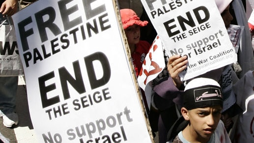 Palestinian supporters in Sydney protest against the ongoing attacks by Israel in Gaza. (AAP: Aman Sharma)