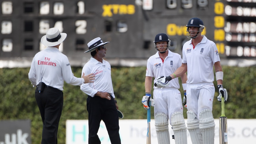 Umpires warn Kevin Pietersen over switch hitting