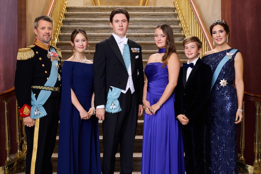Veliaht Prens Frederik ve Veliaht Prenses Mary, resmi kıyafetleriyle üç çocuklarının her iki yanında duruyor