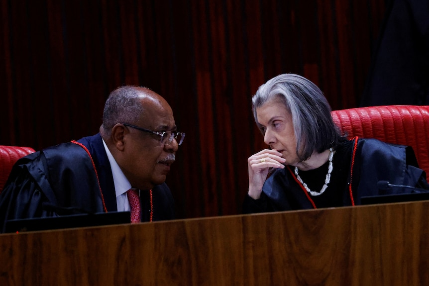 Two judges talking to each other during a court.