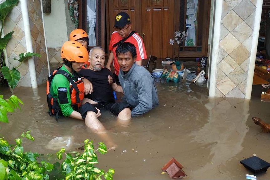 Penyelamatan yang dilakukan terhadap warga yang sedang sakit, bahkan dalam keadaan lumpuh.