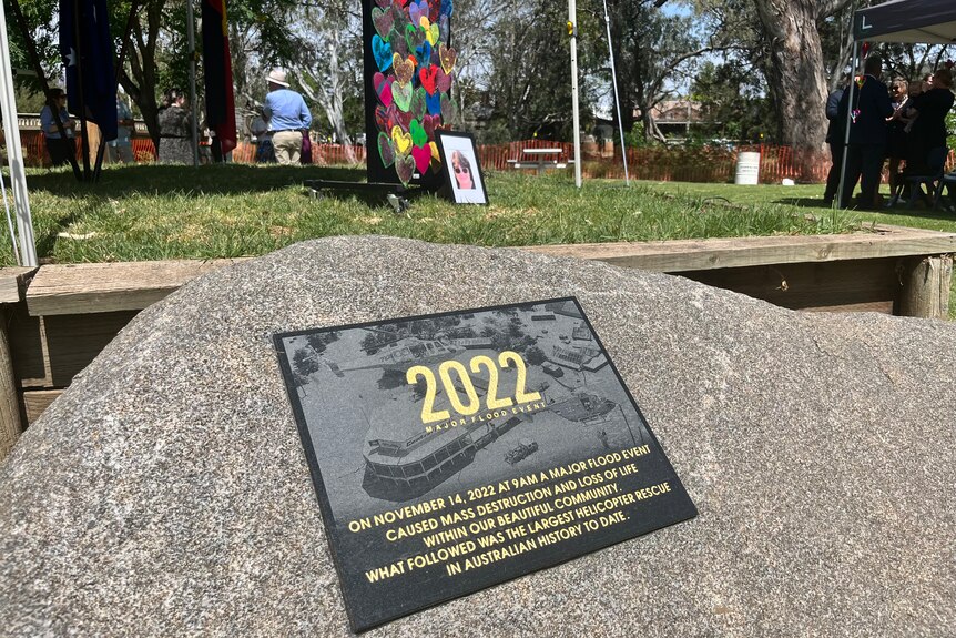 Plaque on rock which commemorates the devastation of the November 2022 flood in Eugowra.