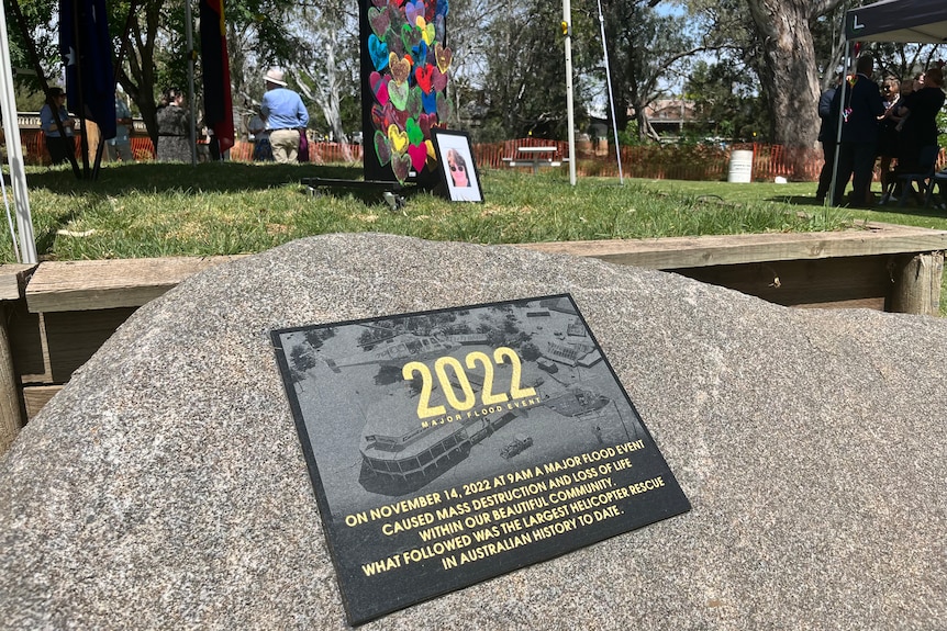 Plaque on rock which commemorates the devastation of the November 2022 flood in Eugowra.