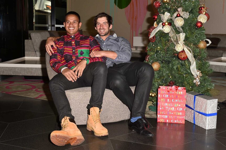 Usman Khawaja y Joe Burns en el espíritu festivo