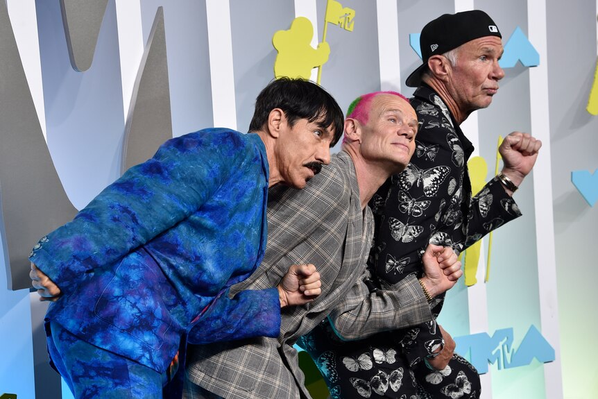 members of red hot chili peppers do a funny pose on the mtv vmas arrivals carpet