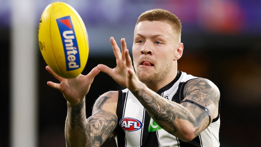 Jordan De Goey of the Magpies marks the ball during the round 17 2021 AFL match between Richmond Tigers and Collingwood Magpies.