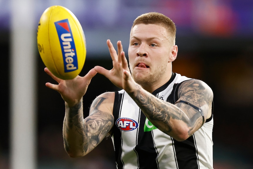 Jordan De Goey of the Magpies marks the ball during the round 17 2021 AFL match between Richmond Tigers and Collingwood Magpies.