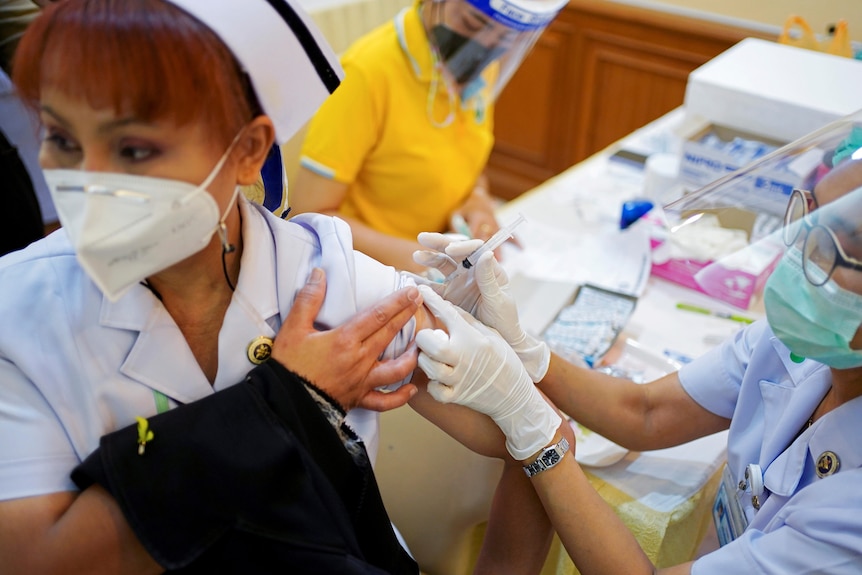 在泰国，已接种两剂科兴疫苗的医护人员现将注射阿斯利康的加强剂。