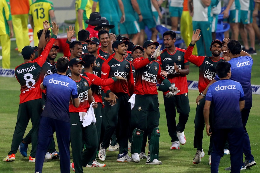 I giocatori di cricket del Bangladesh festeggiano la vittoria sull'Australia.