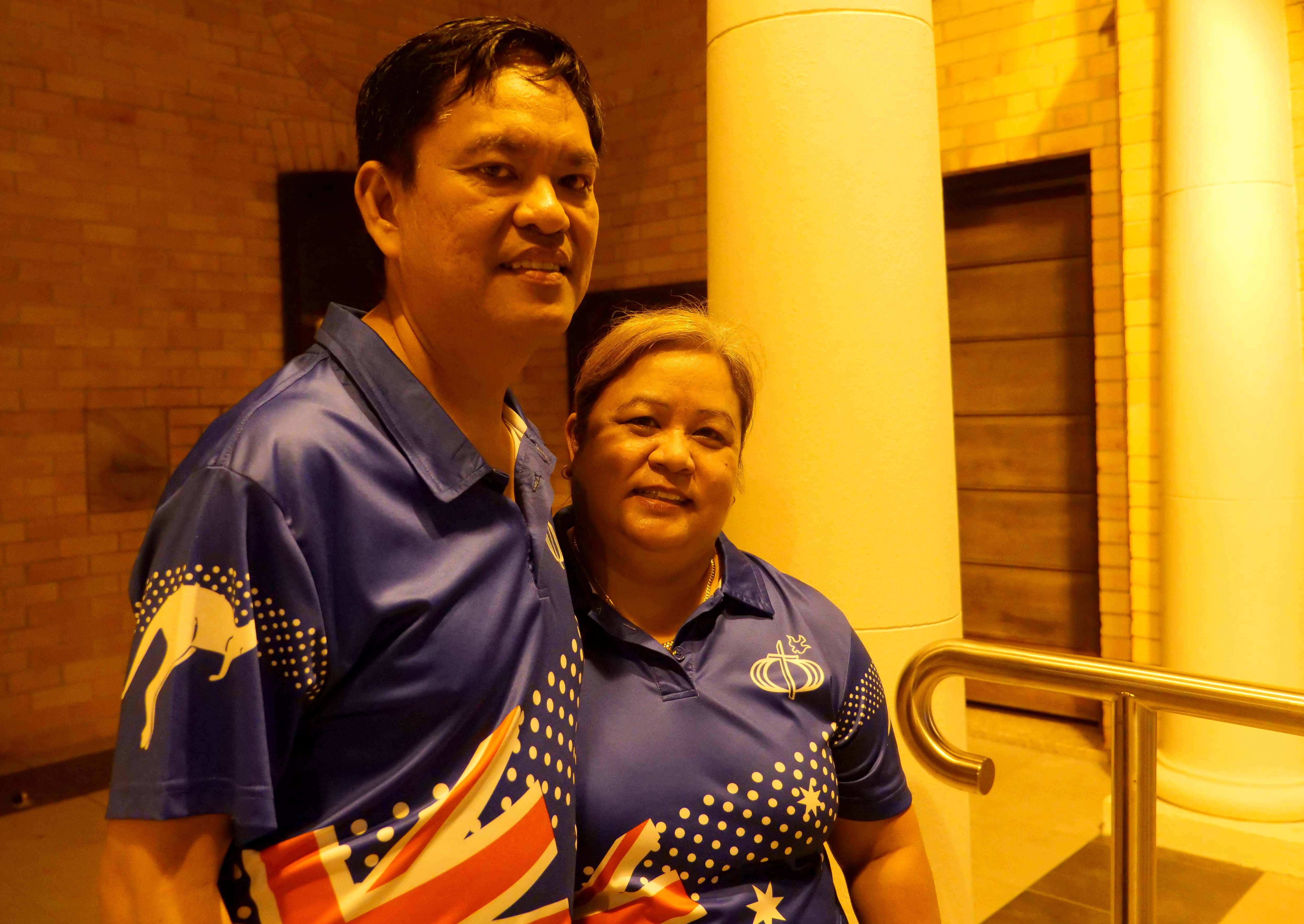 Edwin e Dory Nones juntos em frente à Igreja de São Patrício em Mackay. 