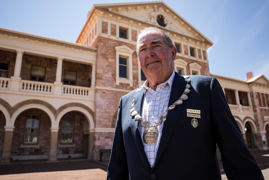 El presidente de un consejo local en WA regional de pie en la calle principal de su histórica ciudad minera.