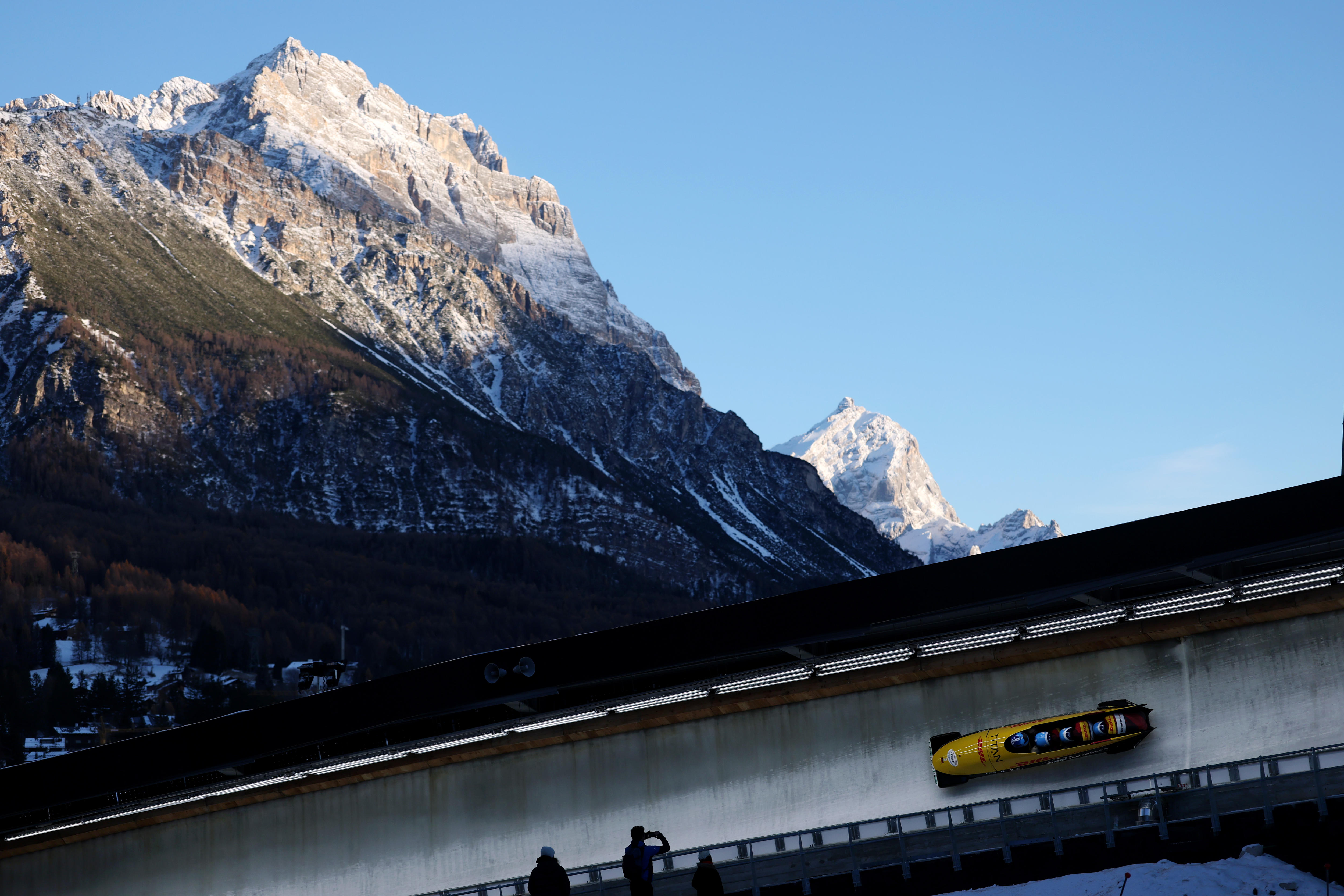 Um bob de quatro homens compete em Cortina.