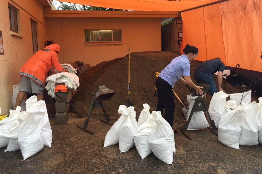 Sunshine Coast residents fill sandbags