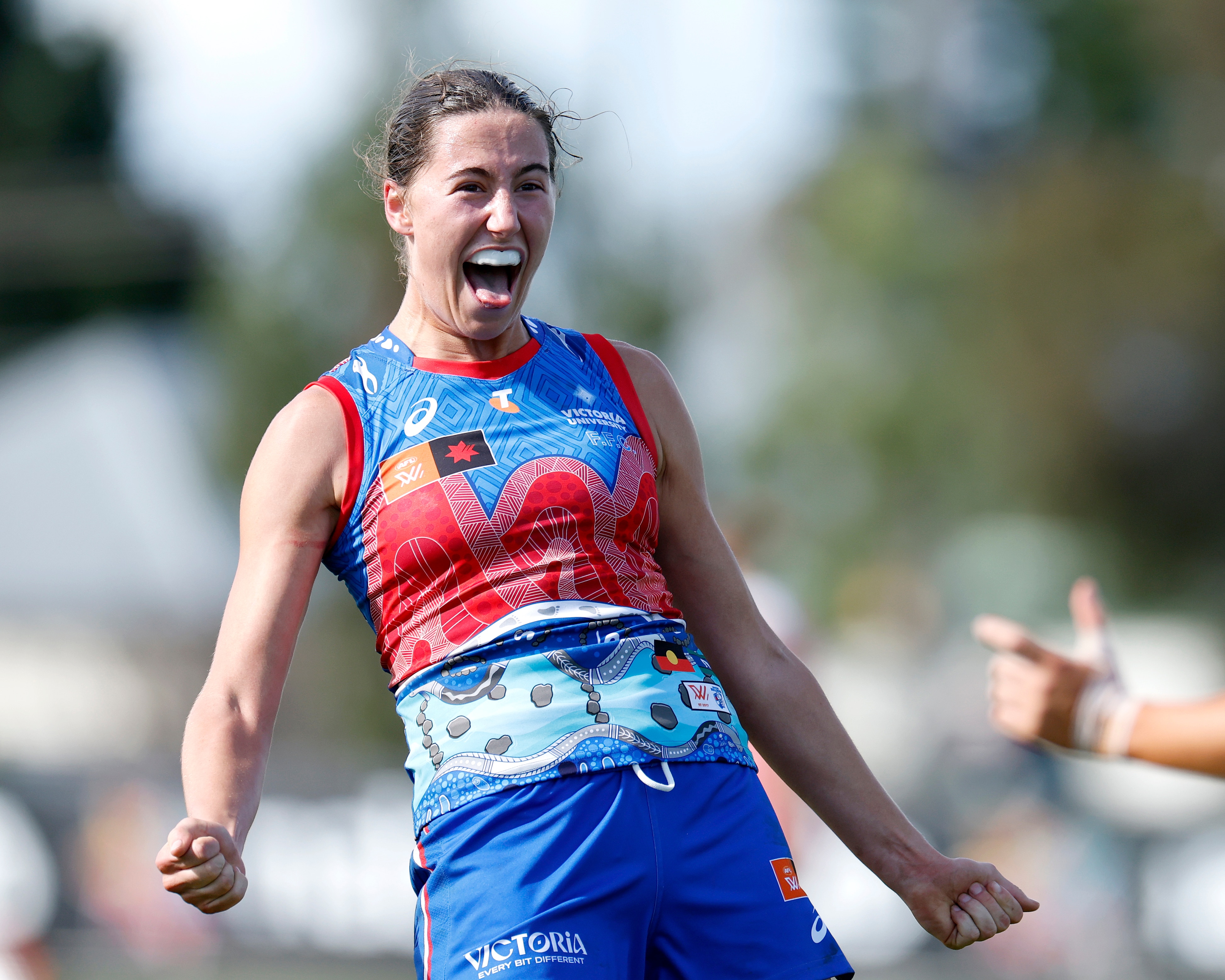 AFLW wrap: Bulldogs surge home to stun Swans, Kangaroos continue historic run