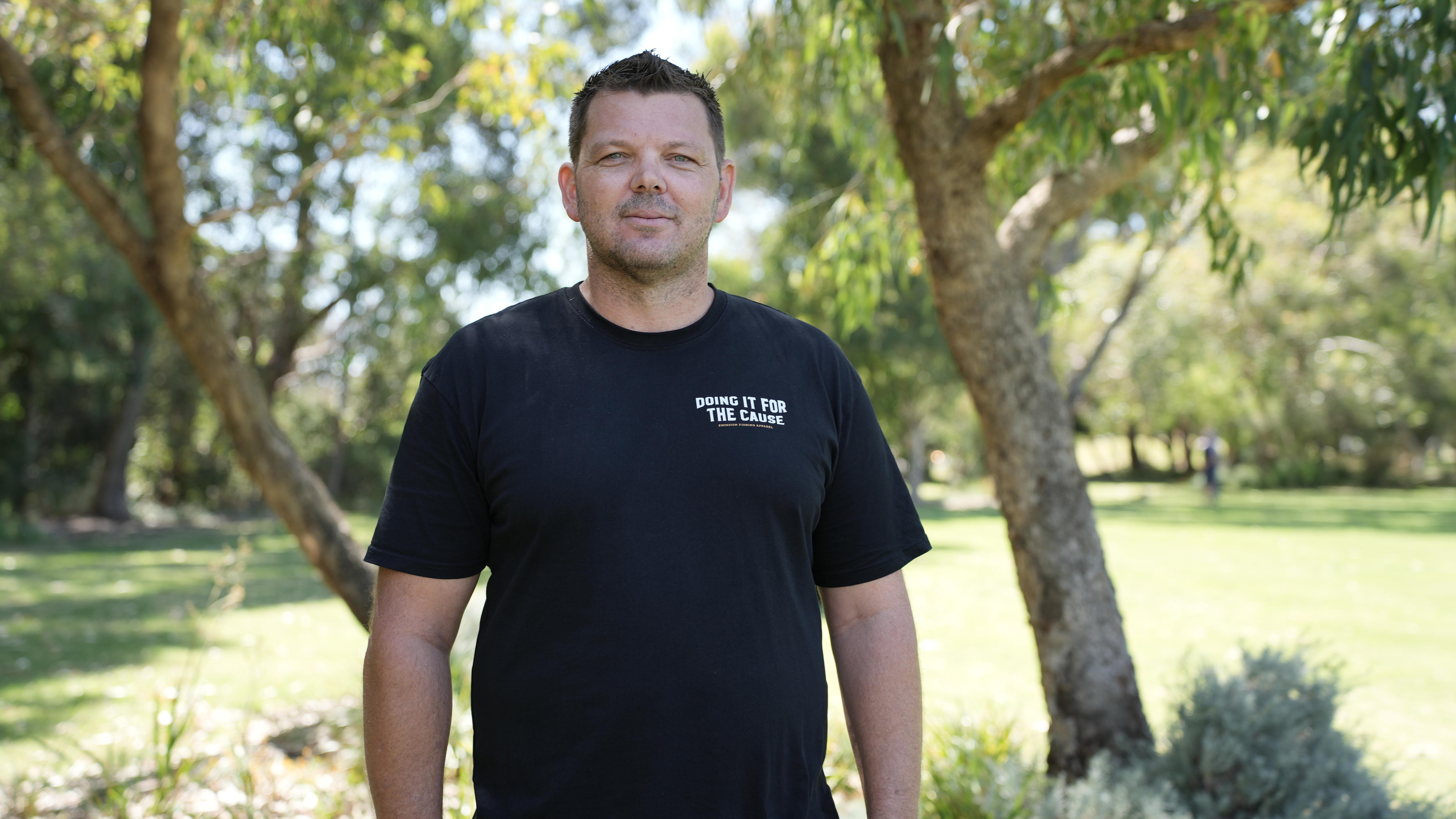 Daniel Smith lleva una camiseta negra. 