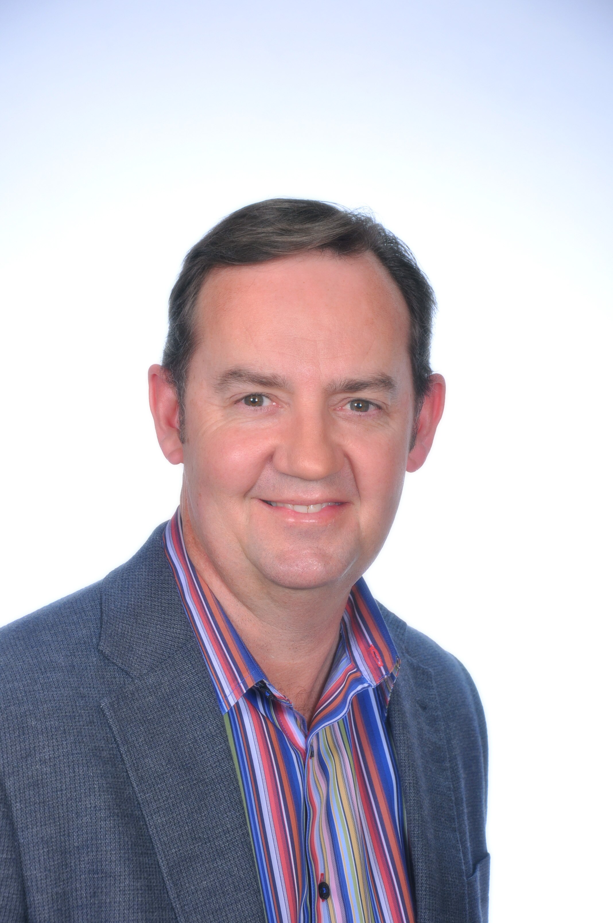 Foto de um homem sorrindo.