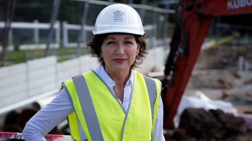 Leeanne Enoch con un chaleco de alta visibilidad y un casco con un sello del gobierno de Queensland