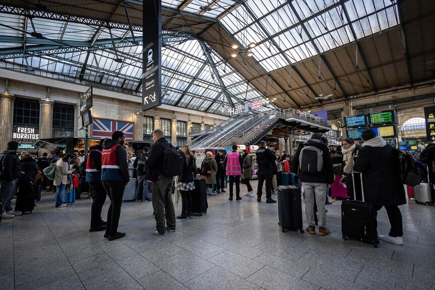 Большая толпа пассажиров застряла на вокзале Гар-дю-Нор в Париже.