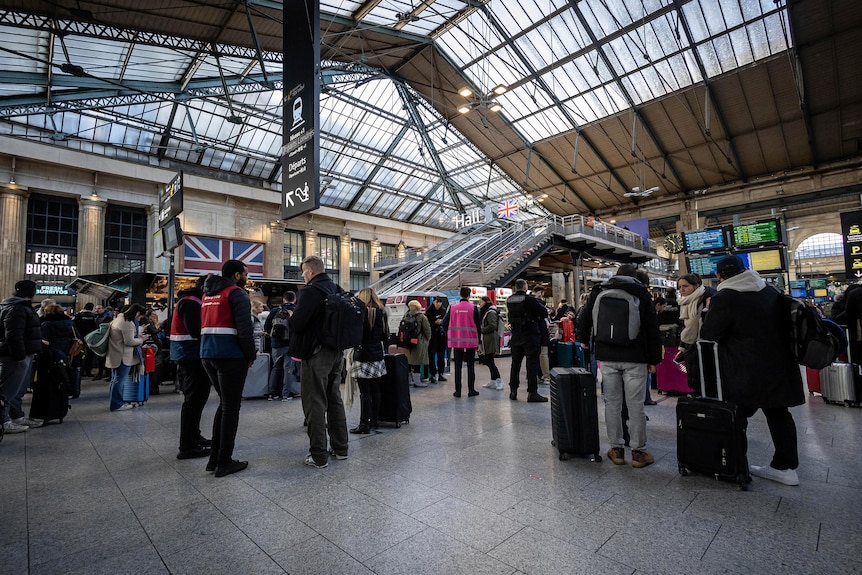 Una grande folla di passeggeri è rimasta bloccata alla stazione ferroviaria Gare du Nord di Parigi.