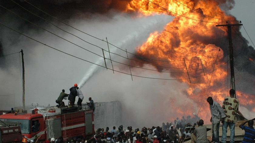 Fire crews battle Nigerian pipeline fire