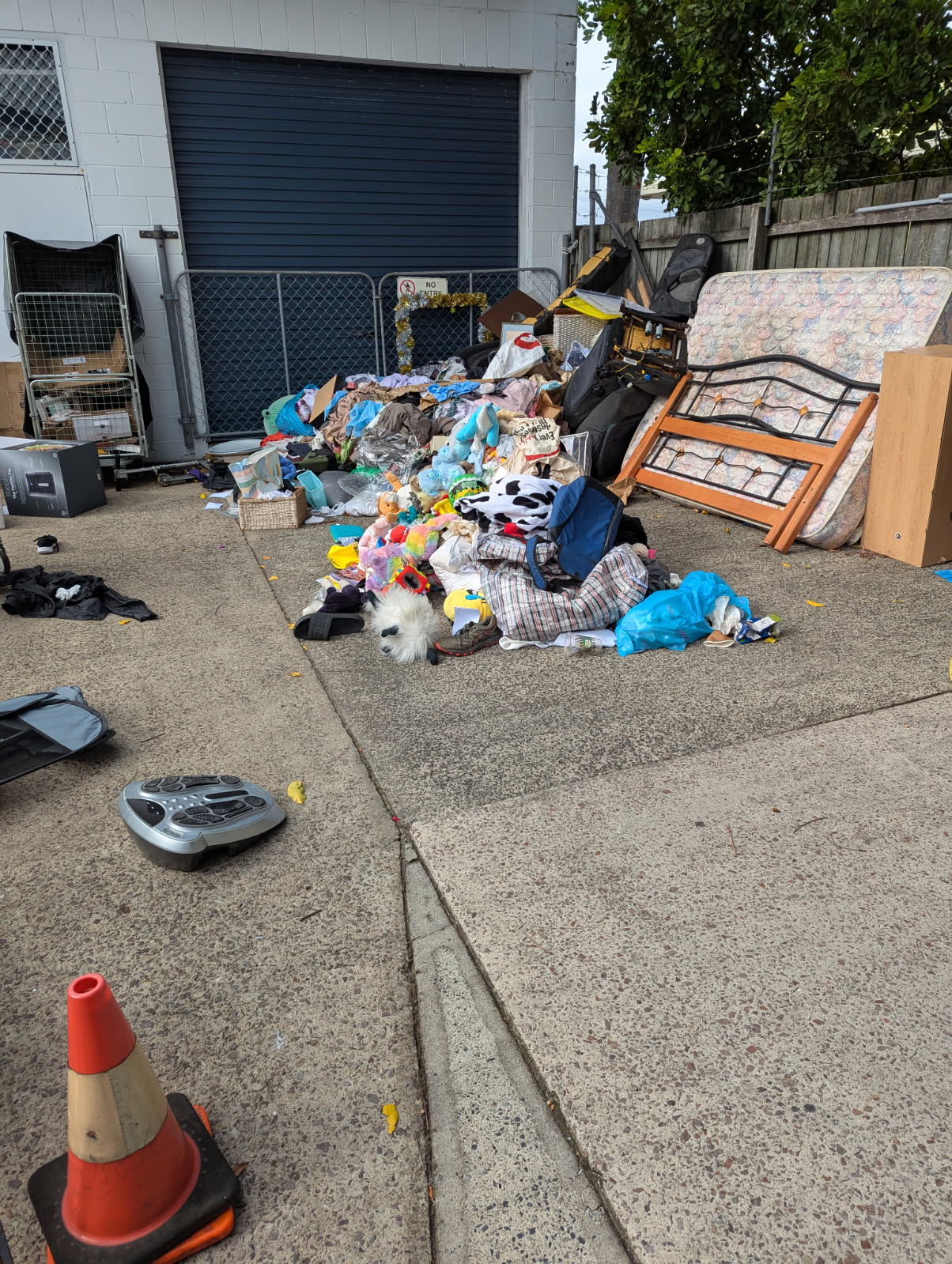Op shops struggle with 'eyesore' dumping at Queensland stores
