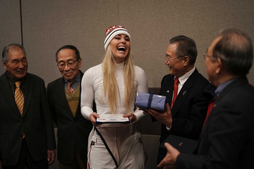  Lindsey Vonn (C), smiles as she receives gifts and a letter of appreciation from the Yongsan Club.
