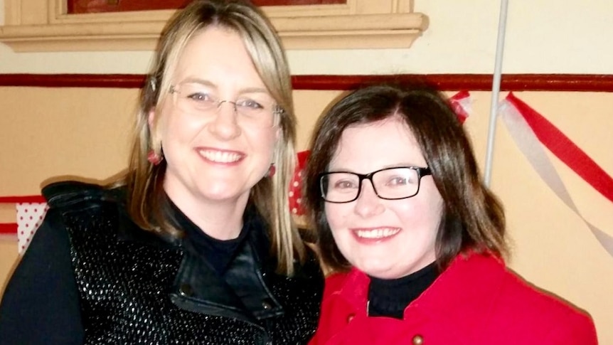 Lisa Chesters (r) celebrates retaining the seat of Bendigo in 2016 with Victoria's Public Transport Minister, Jacinta Allan