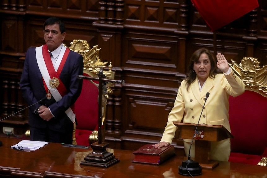 Вице-президент Перу Дина Болоарт приведена к присяге.