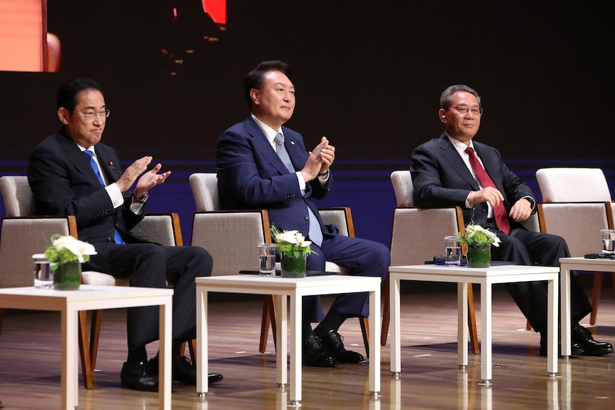 三国领导人还在首尔出席了商业峰会。