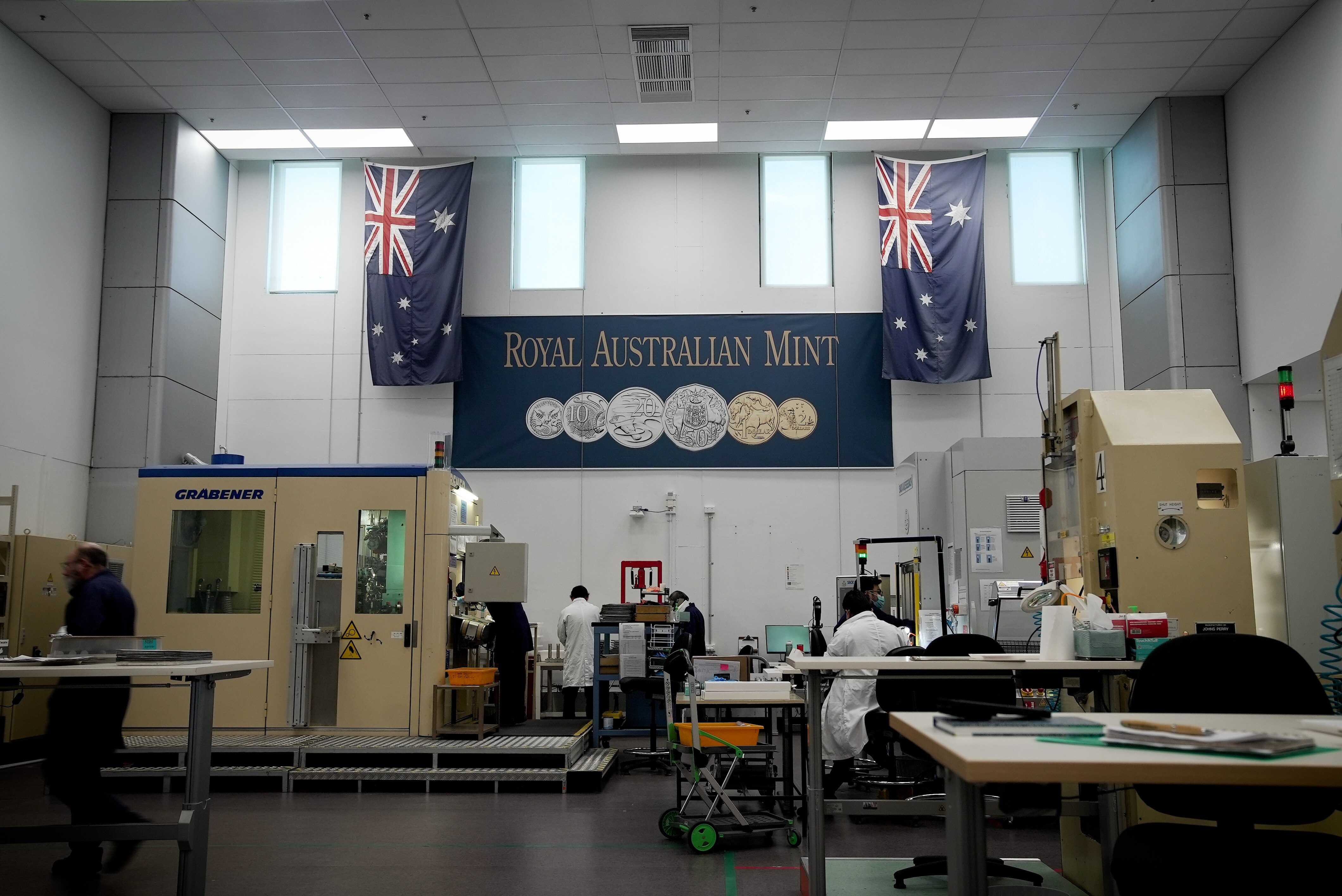 铸币厂内陈列着闪亮的银币，背面有查理三世国王的肖像。