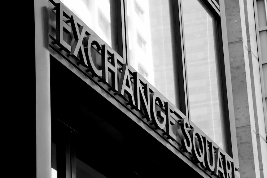Un edificio gris llamado Exchange Square