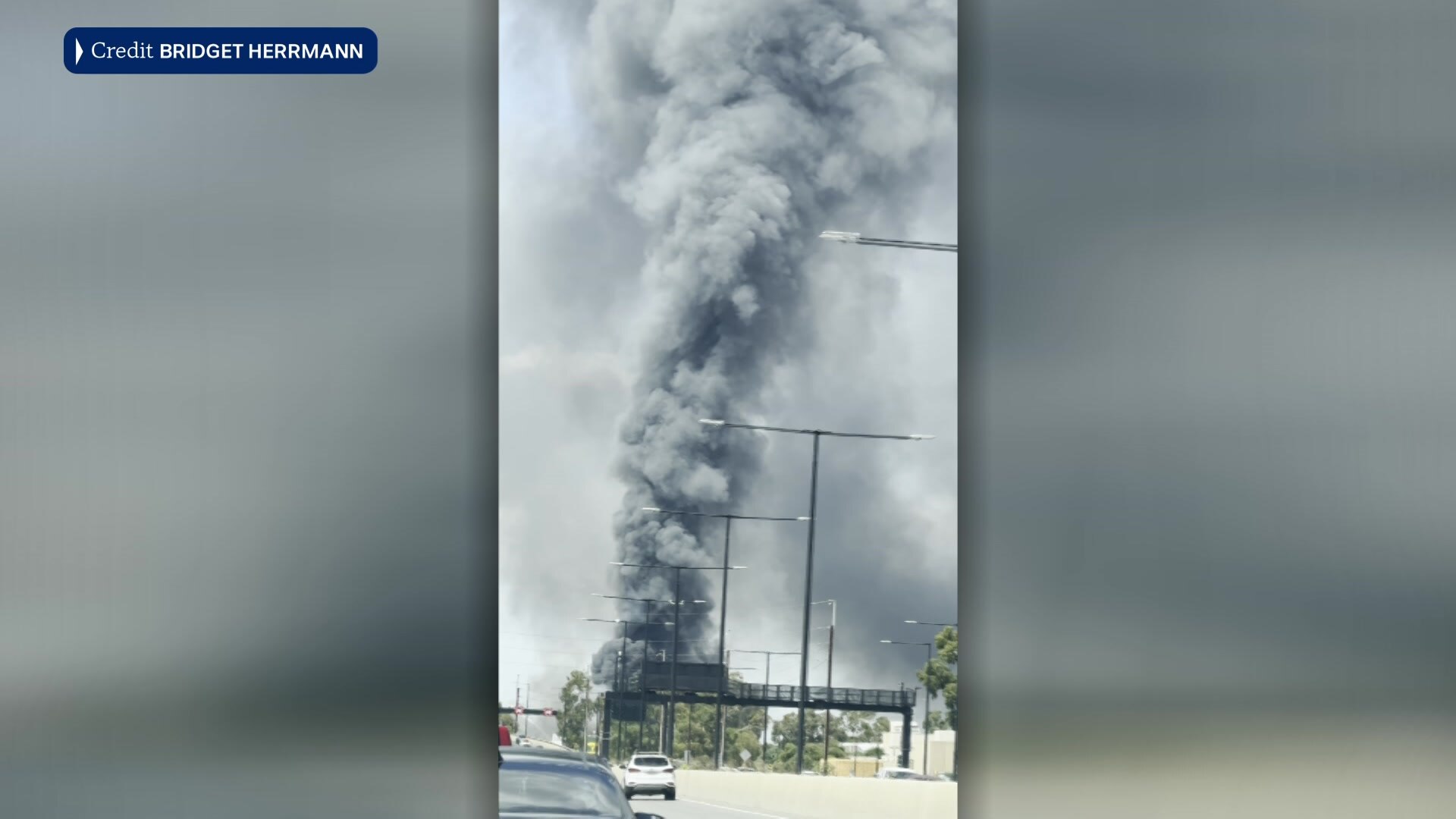 Fire sends huge plumes above Adelaide but firefighters stop spread to  batteries - ABC News