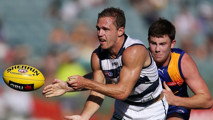 Selwood gets a disposal away