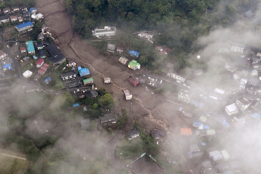 Widok z lotu ptaka pokazujący błoto i rozwalone domy w Japonii