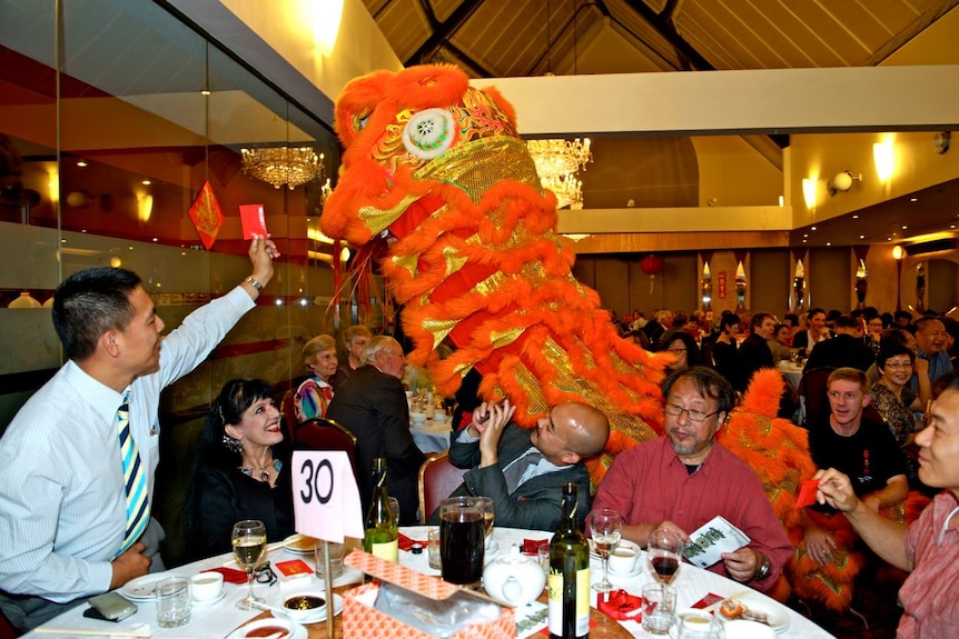 La danse du lion exécutée lors d'un banquet chinois 