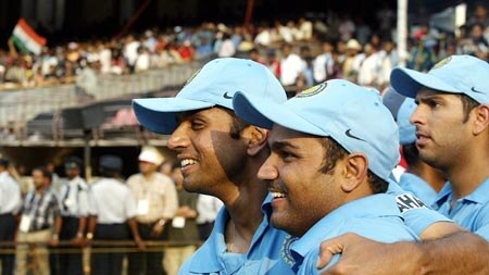 Rahul Dravid (l) and Virender Sehwag (r) celebrate after India wraps up the ODI series against Eng